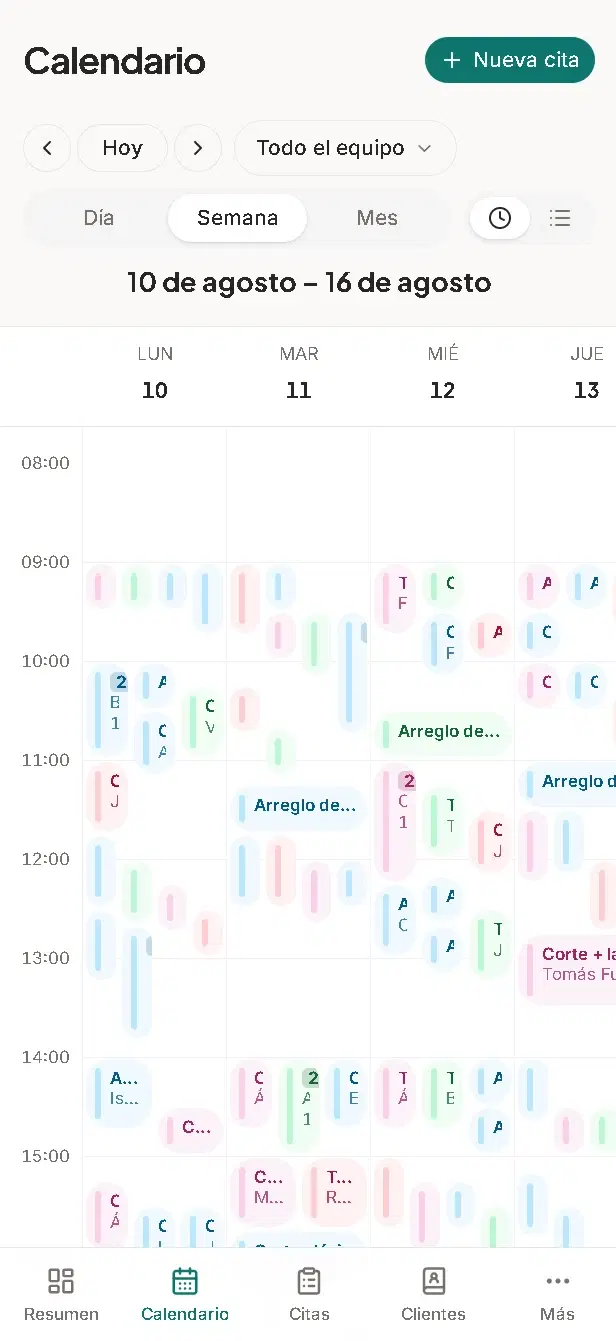 Vista de semana del calendario de AgendaLibre en un teléfono, con los días en columnas